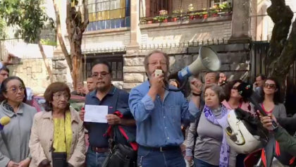 Profes de la UNAM le caen a las oficinas de AMLO, piden aumento salarial