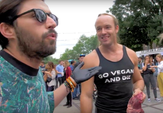 hombre come carne cruda en festival vegano