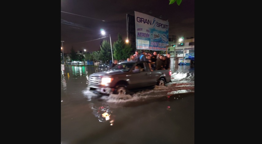 Inundaciones en Valle de México - Nezahualcoyotl. Av. Pantitlan y Av. Vicente Villada