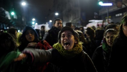 Vigila en la calle del lado verde durante el Debate en Senado sobre el aborto.