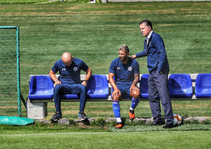 ¡Paren todo! Rentería y Montoya salieron lesionados de entrenamiento de Cruz Azul