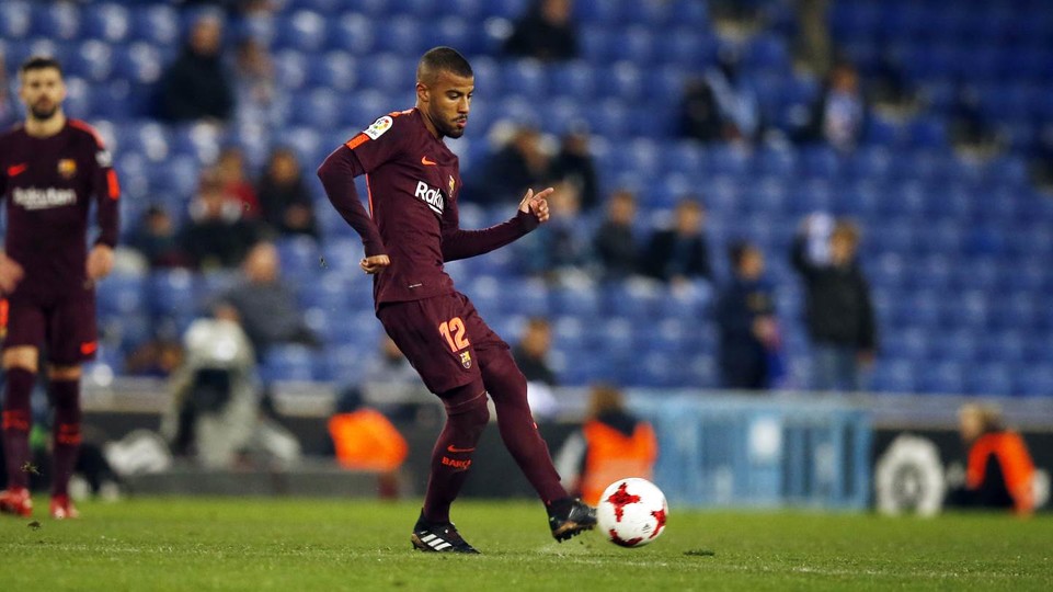 Rafinha hace un oso monumental al volarles el balón a unos niños