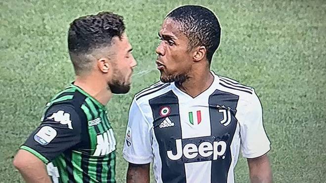 ¡4 juegos de suspensión a Douglas Costa por escupirle al rival!