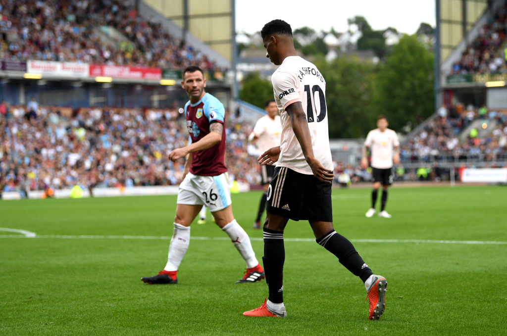 En imágenes: la expulsión de Rashford por cabezazo y encararse con Phil Bardsley