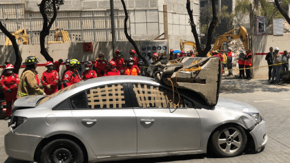 Trasladan al hospital a mujer que se accidentó en edificio tras MacroSimulacro