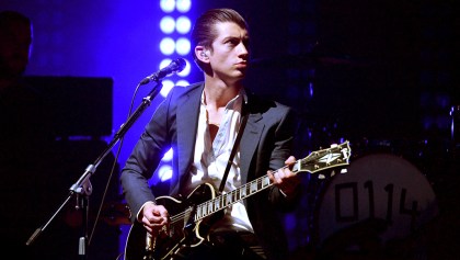 Arctic Monkeys toca por primera vez en cuatro años "Dancing Shoes"