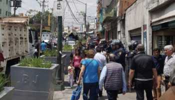 Ambulantes se enfrentan con granaderos en la Colonia Portales