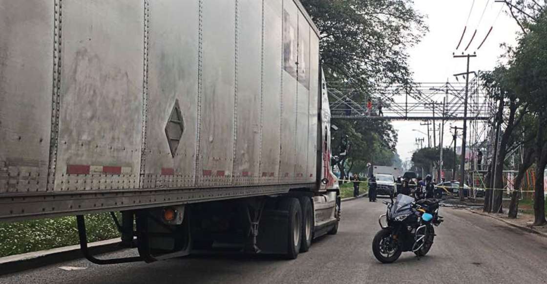 Motociclista cae en bache de Periférico; su hijo muere arrollado por tráiler