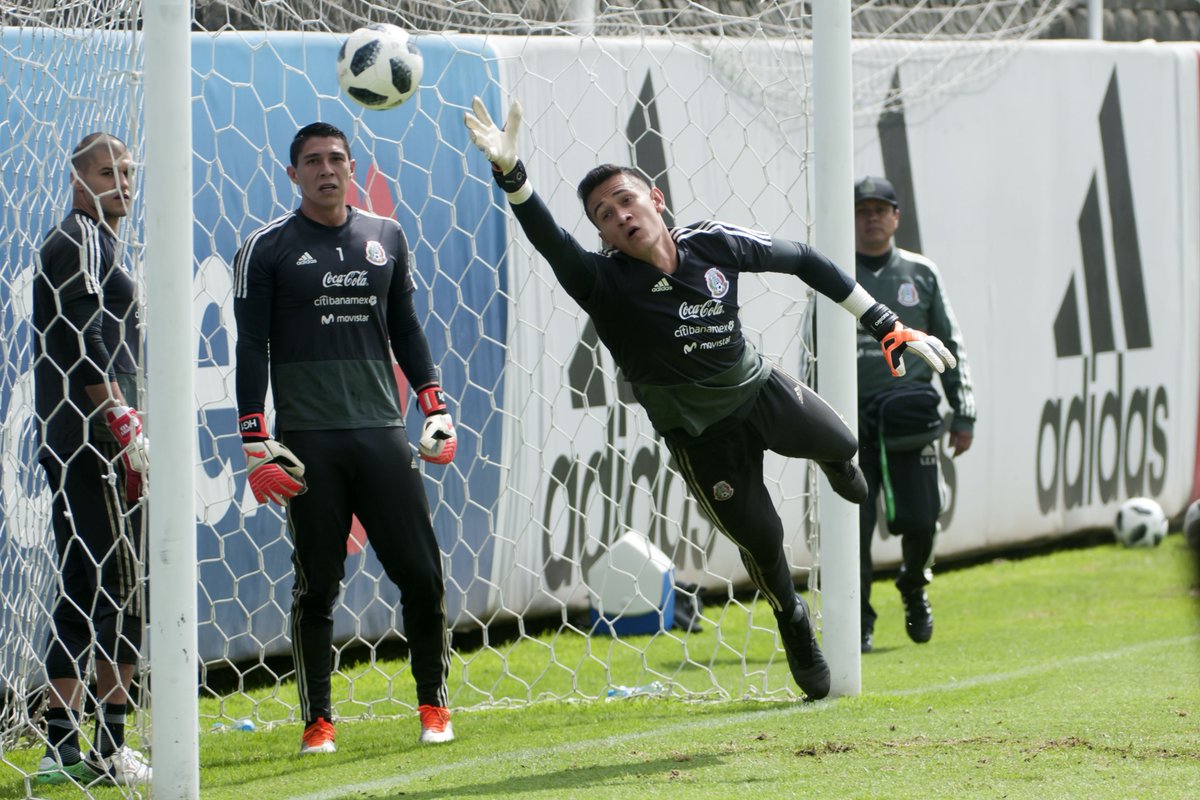 ¡Tráiganme a Ochoa! Gudiño aseguró que peleará titularidad en la Selección Mexicana