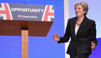 'Pasito tun-tun', al ritmo de 'Dancing Queen', Theresa May defiende su plan sobre el Brexit