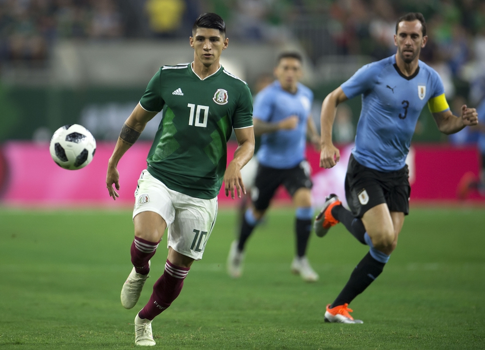 Alan Pulido en juego amistoso contra Uruguay