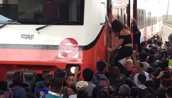 Desalojan a usuarios de Tren Suburbano en medio de las vías por falla