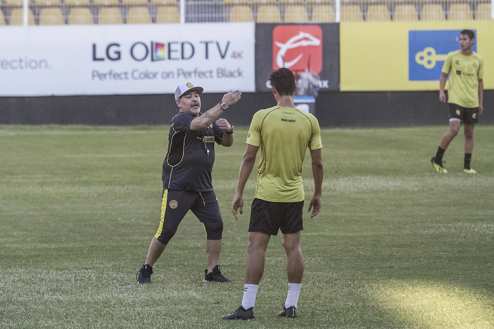 Maradona dirige la práctica de Dorados