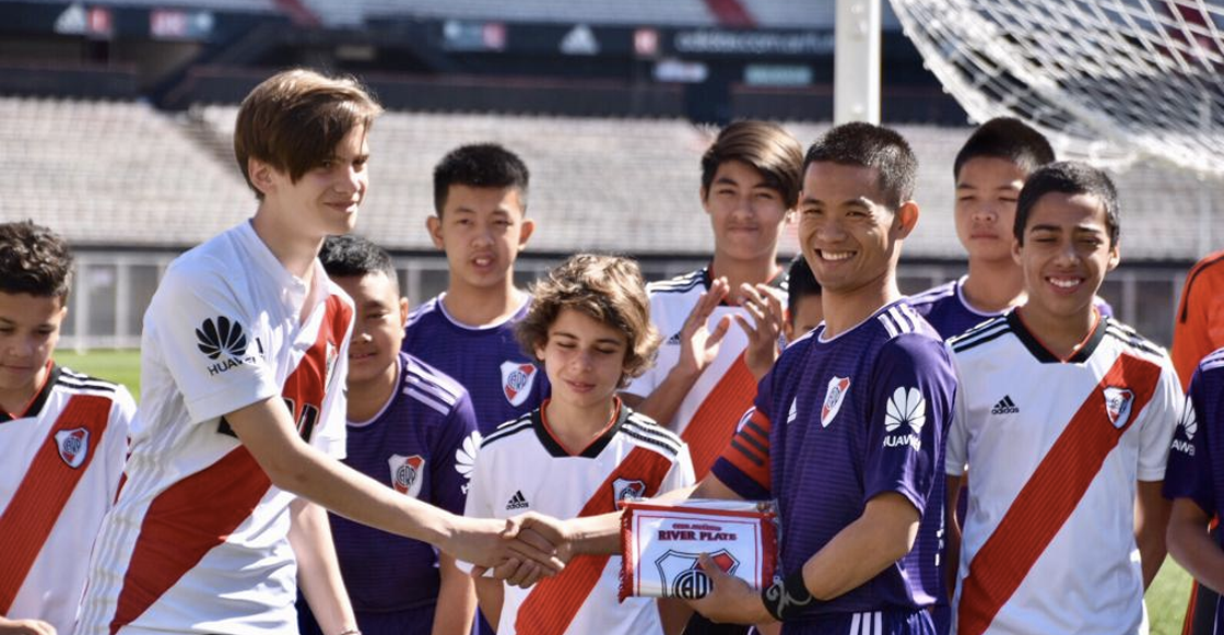 ¡Puro crack! Zlatan se reunió con los niños atrapados de la cueva de Tailandia