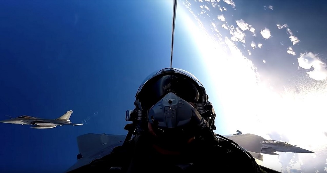 El vuelo de un caza francés