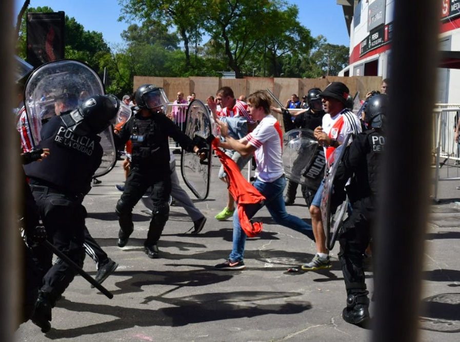 De último momento: Se suspende River vs Boca por incidente con los fanáticos; varios jugadores salieron afectados