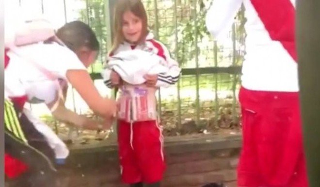 ¡Es un chiste! Mujer que ató bengalas a su hija quedó en libertad por "sentirse arrepentida"