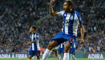 ¡También Corona! 'Tecatito' volvió a anotar en Champions League ante el Lokomotiv