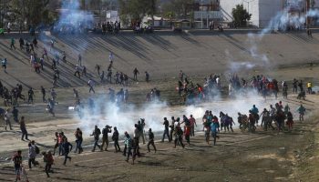 Las celebridades que condenan a Trump por usar gases lacrimógenos contra caravana migrante