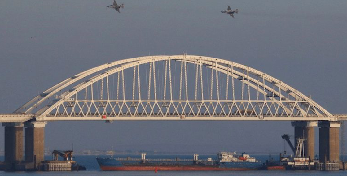 Rusia bombardea tres barcos de Ucrania en Crimea