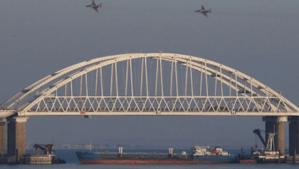 Rusia bombardea tres barcos de Ucrania en Crimea