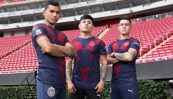 ¡No era broma! Chivas presentó su tercer uniforme y así reaccionó la afición