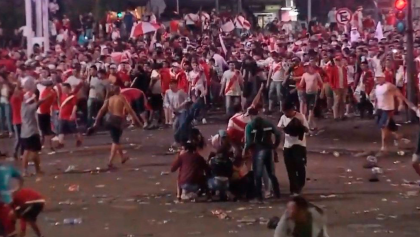 ¡Lamentable! Festejos por título de River en el Obelisco terminaron en batalla campal