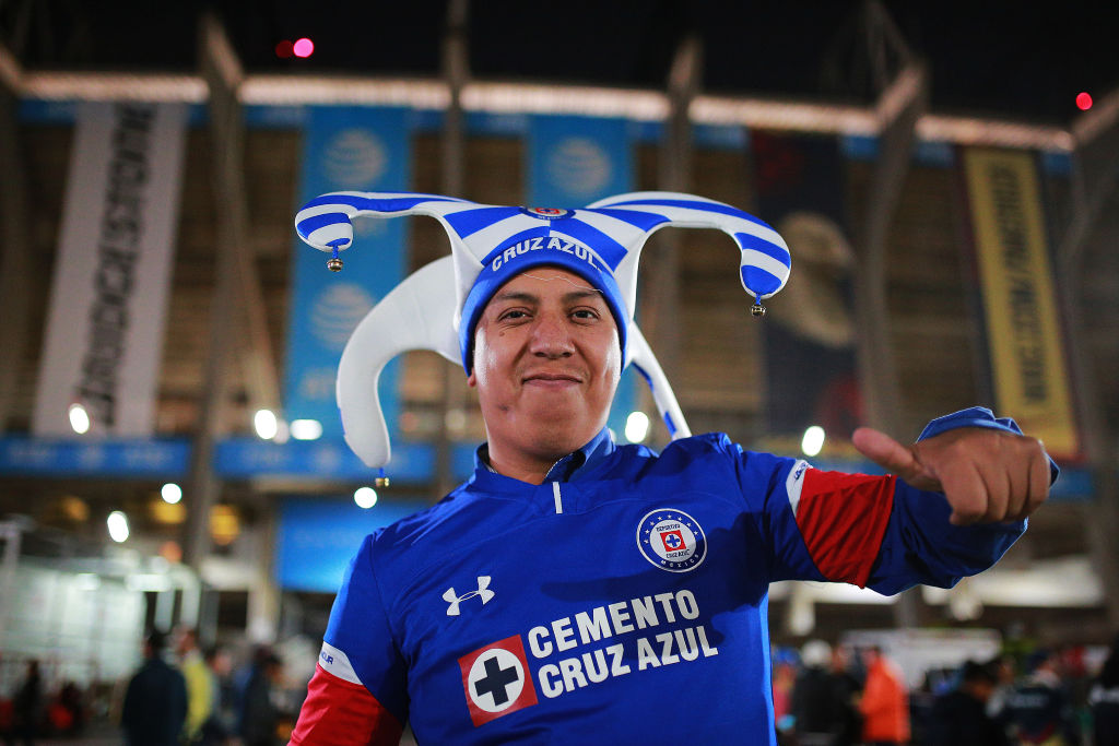 Aficionados llevaron ‘serenata’ a jugadores de Cruz Azul para motivarlos previo a la Final