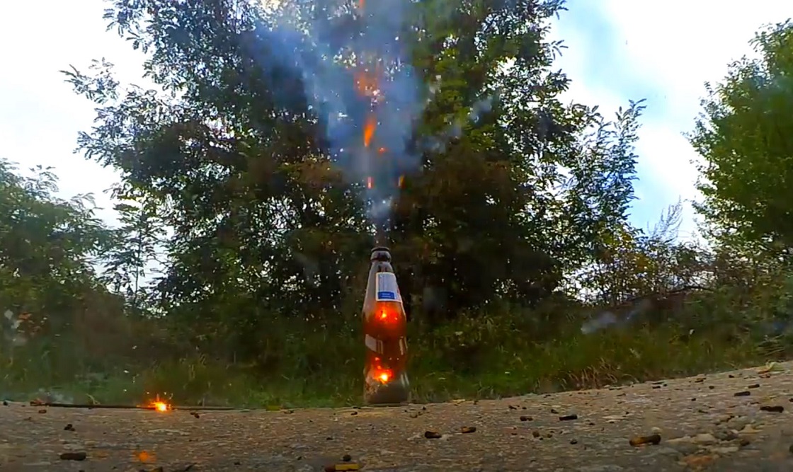 Cerillos quemándose dentro de una botella