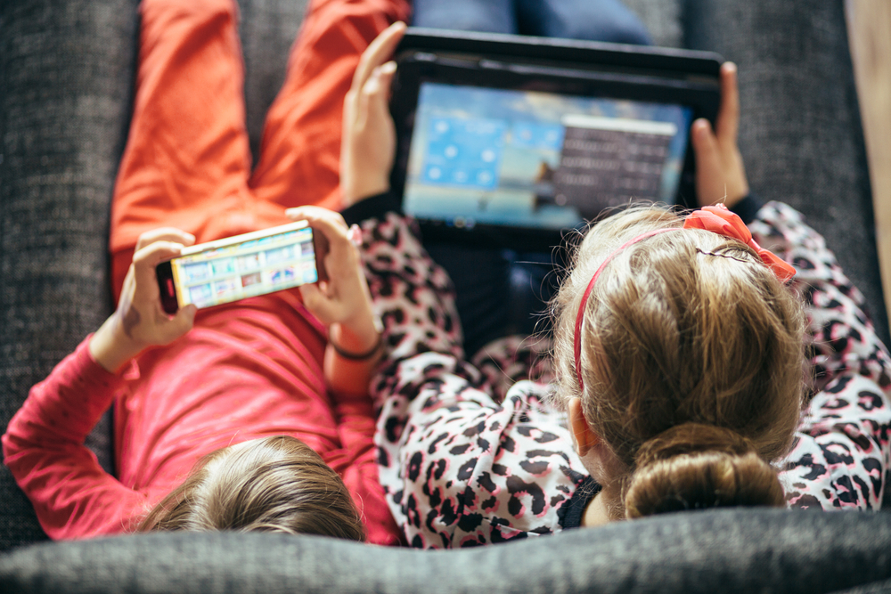 ¿Sorpresa? Ver mucha tele y usar el celular hacen más viejo el cerebro de los niños