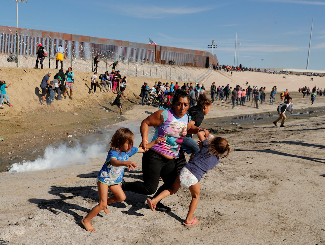 migrantes-familia-mama-gas-pimienta-fotos-2018