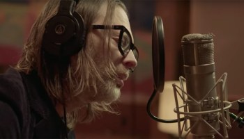 Escucha la versión acústica de ‘Open Again’ de Thom Yorke para ‘Suspiria’