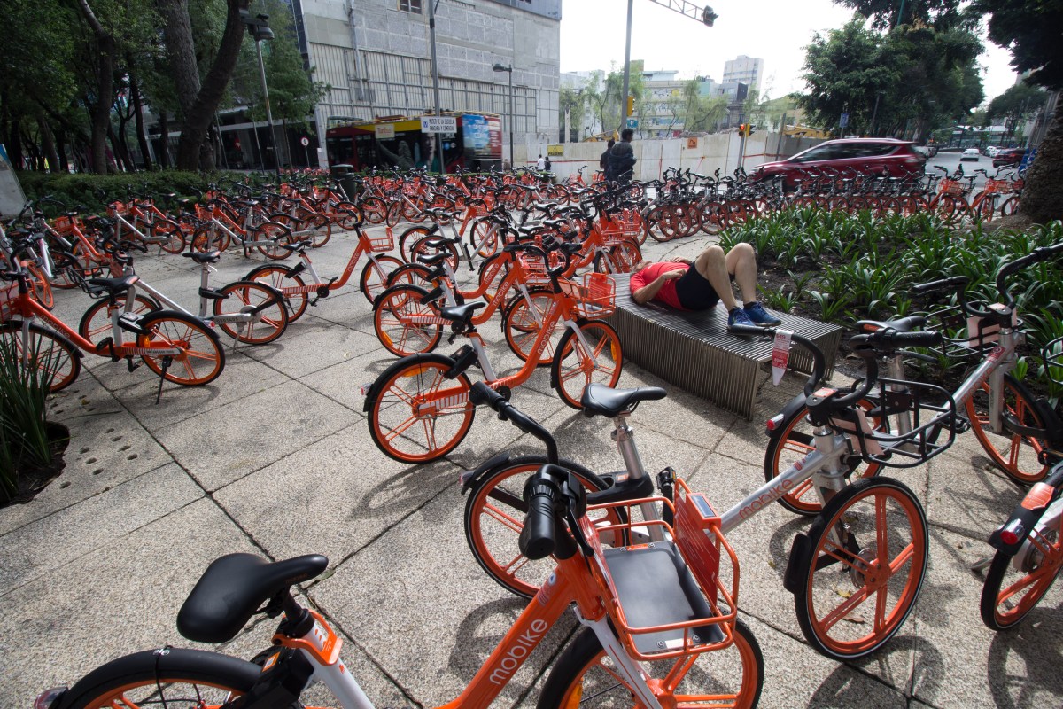 CIUDAD DE MÉXICO, 23SEPTIEMBRE2018.- Vecinos de la colonia Hipódromo y Cuatemoc , se quejaron ante el gobierno capitalino, por permitir que la empresas de renta de bicicletas sin aclaje autoricen a los usuarios estacionar las bicicletas en cualquier punto de la ciudad, conisderan que "son una plaga que viola toda norma de movilidad".