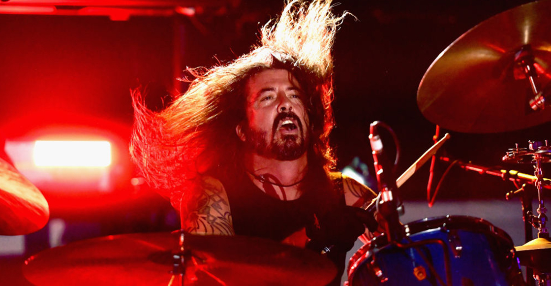 5 veces en las que Dave Grohl subió a increíbles fans al escenario