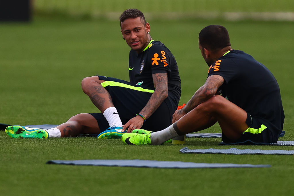 ¡Jajaja! Dice Dani Alves que todos envidian a Neymar porque es 'guapo, rico y famoso'