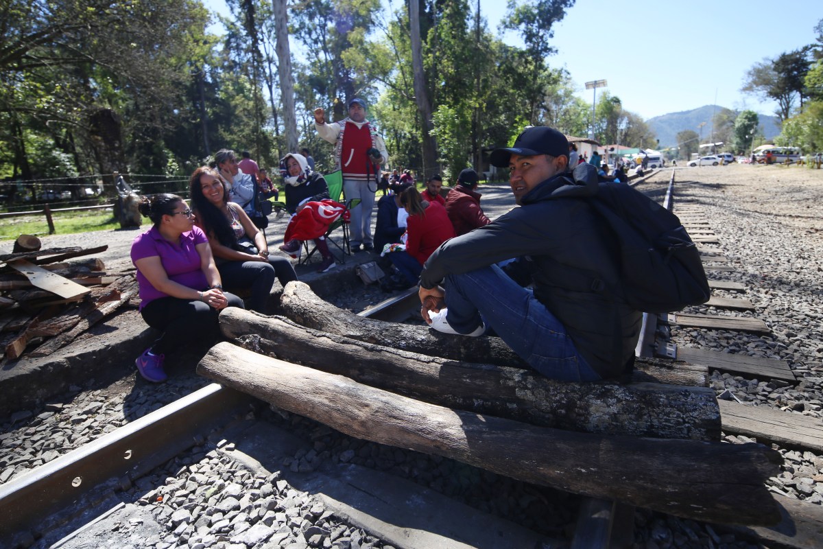 PATZCUARO, MICHOACÁN, 26ENERO2019.- Bloqueo de CNTE en Michoacán genera incertidumbre ante cancelación de contratos, hay 180 trenes afectados, 8 mil 500 contenedores físicamente en los puertos de Veracruz y Manzanillo; ya superamos los diez mil millones de pesos, afirmó el presidente de Concamin, con respecto a las pérdidas monetarias de las empresas.