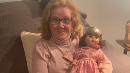 ¡Aww! Mira la reacción de esta abuelita al recibir la muñeca que quería hace 71 años