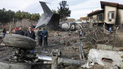 15 personas murieron tras estrellarse un avión muy cerca de Teherán, en Irán