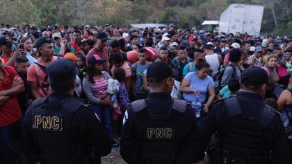 Caravana migrante ya ingresó a territorio guatemalteco; sólo pasaron los que tenían documentos