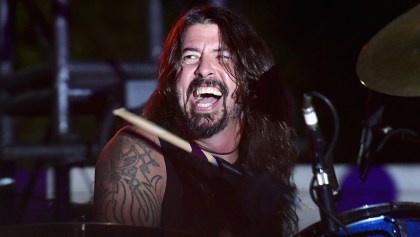 ¡La primera del año! Dave Grohl lo hace de nuevo y se vuelve a caer en pleno show