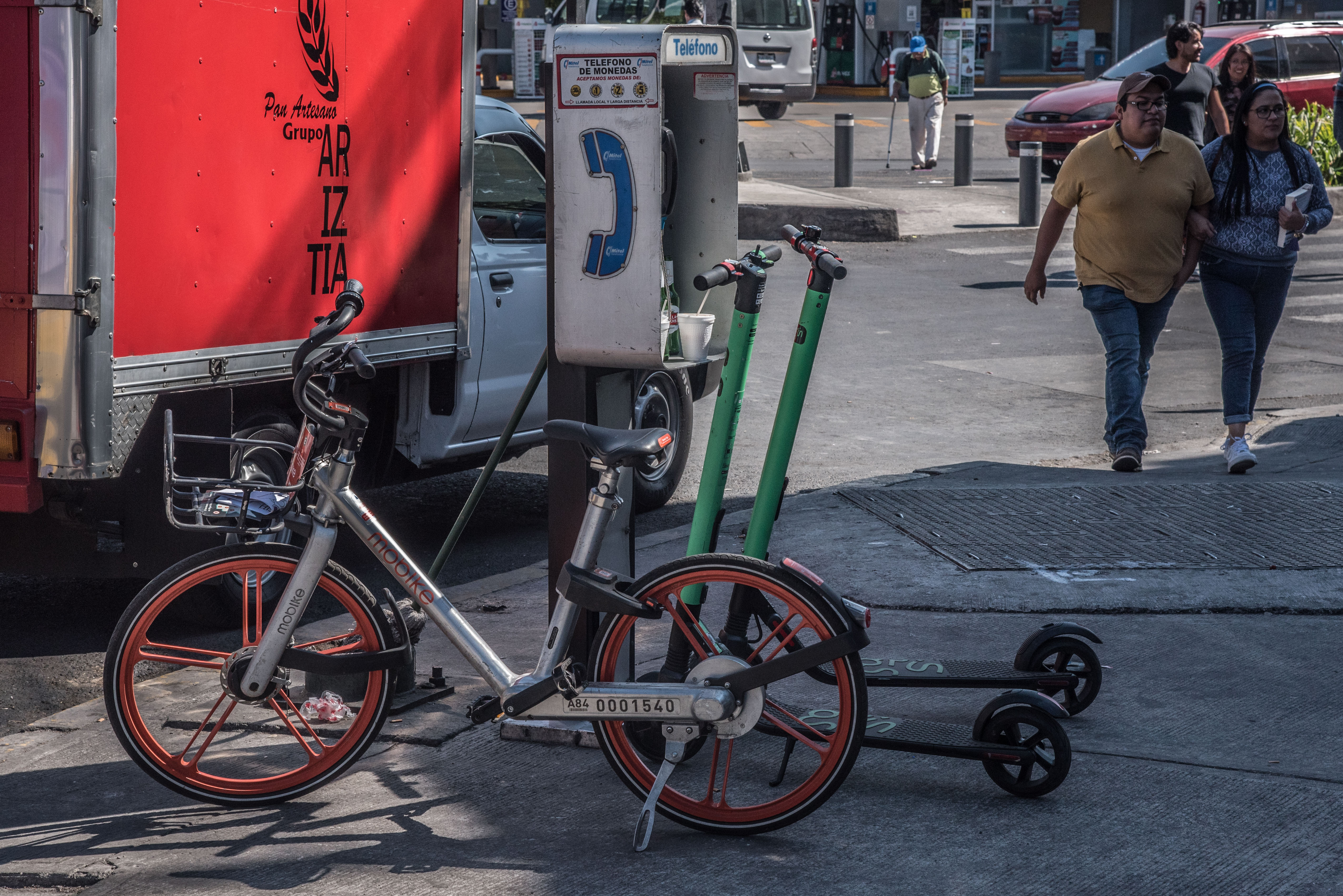 CIUDAD DE MÉXICO, 26ENERO2019.- El servicio de préstamo de bicicletas y patines “scooters” por parte de empresas privadas ha aumentado en los últimos meses en la capital del país, ampliando la oferta de movilidad vial a los capitalinos, pero también ha generado descontento en algunos sectores debido a la obstrucción en las vías públicas que estos servicios pueden ocasionar por la falta de lineamientos que establezcan una forma adecuada de estacionamiento. Recientemente, la alcaldía de Benito Juárez, ha implementado un operativo para rescatar el espacio público de obstrucciones viales.