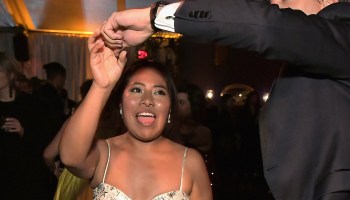 Colegiala, colegiala: Yalitza Aparicio se roba la atención en los Golden Globes bailando cumbia