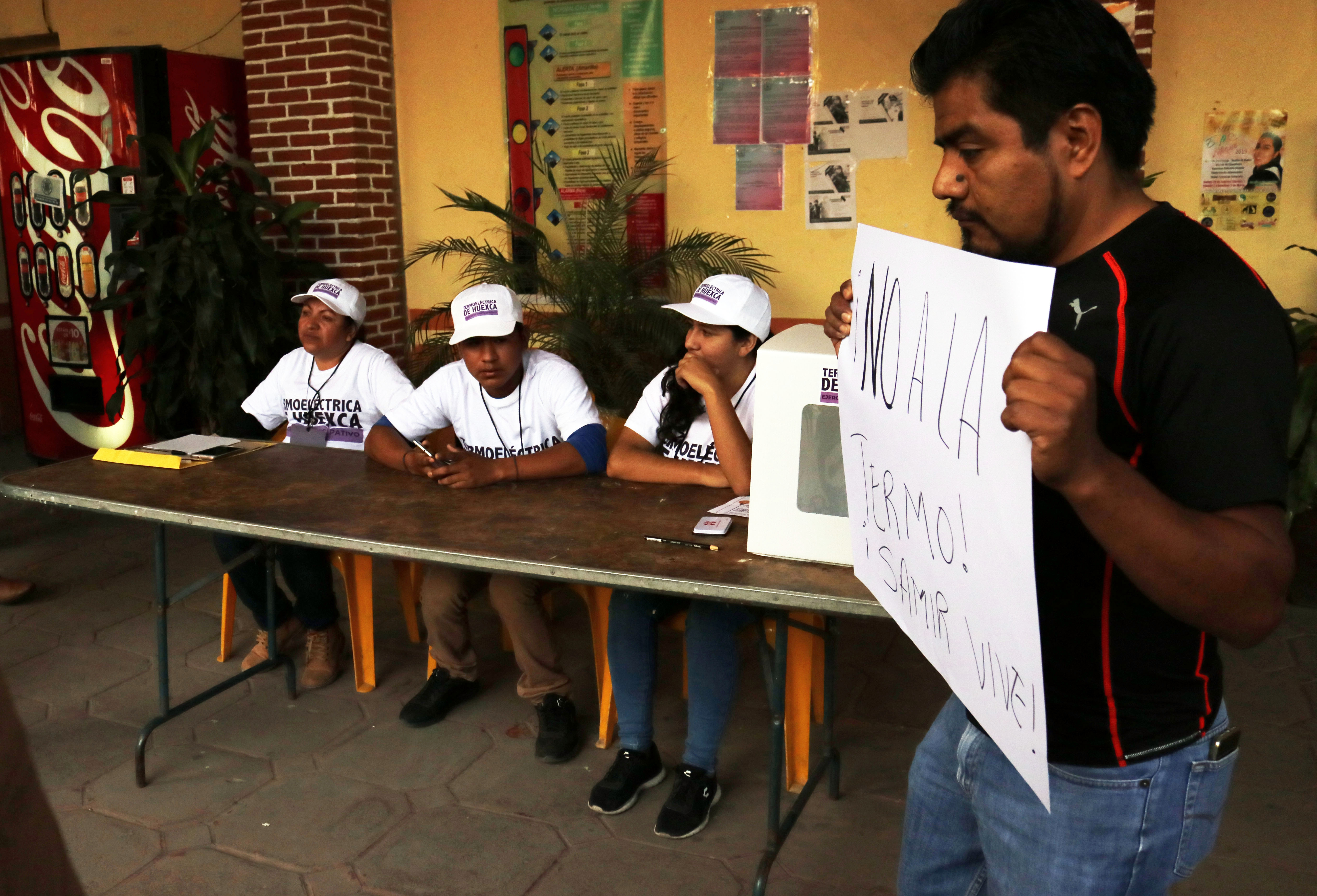 TEMOAC, MORELOS, 23FEBRERO2019.- Opositores al funcionamiento de la Central de Ciclo Combinado de la Comisión Federal de Electricidad (central termoeléctrica de Huexca, Yecapixtla) queman papeletas y mobiliario de la consulta que se realiza en este municipio.