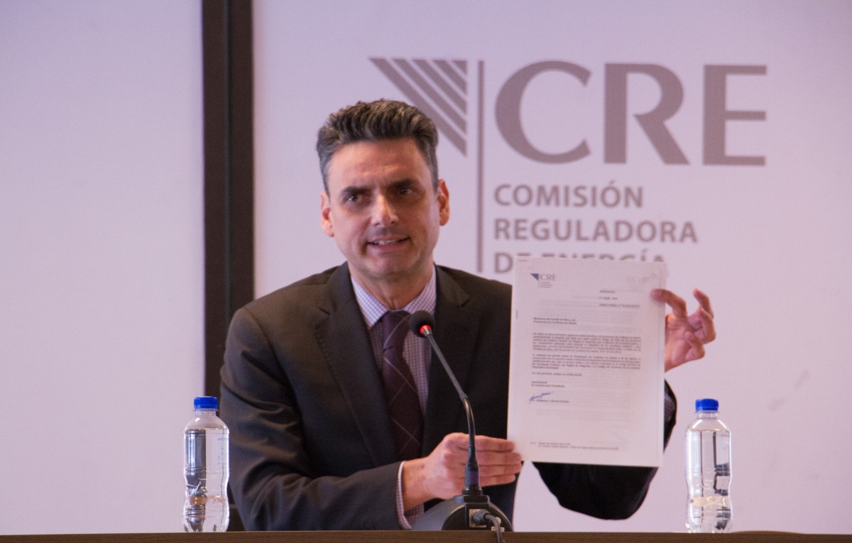 CIUDAD DE MÉXICO, 18FEBRERO2019.- Guillermo García Alcocer, titular de la Comisión Reguladora de Energía, desmintió las acusaciones en su contra por conflicto de intereses, realizadas por la Unidad de Inteligencia Financiera de la Secretaría de Hacienda y Crédito Público (SHCP). En conferencia de prensa, aseguró que los organismos autónomos no son enemigos del gobierno. Al término del comunicado Guillermo García pidió al presidente de la República, Andres Manuel López Obrador una audiencia para aclarar las imputaciones en su contra y dar a conocer su versión de los hechos