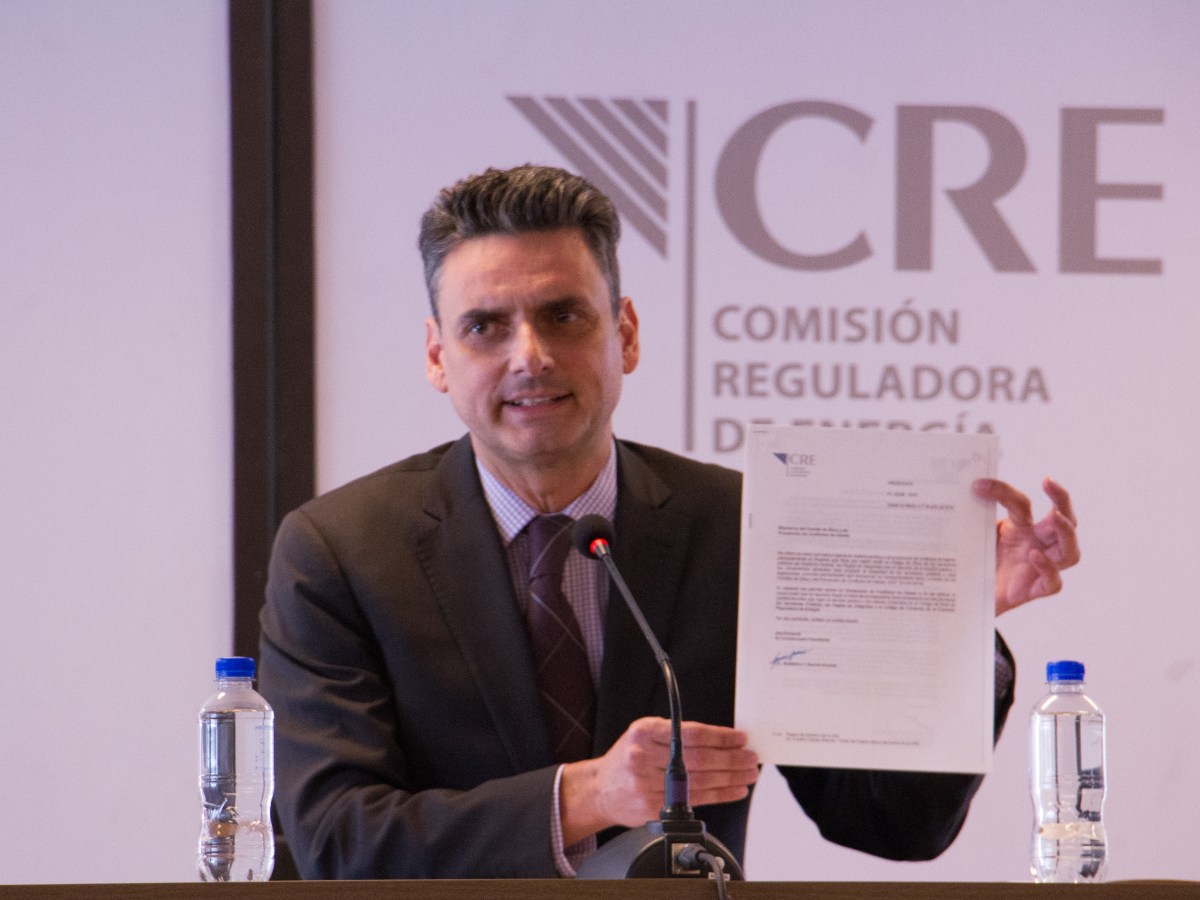 CIUDAD DE MÉXICO, 18FEBRERO2019.- Guillermo García Alcocer, titular de la Comisión Reguladora de Energía, desmintió las acusaciones en su contra por conflicto de intereses, realizadas por la Unidad de Inteligencia Financiera de la Secretaría de Hacienda y Crédito Público (SHCP). En conferencia de prensa, aseguró que los organismos autónomos no son enemigos del gobierno. Al término del comunicado Guillermo García pidió al presidente de la República, Andres Manuel López Obrador una audiencia para aclarar las imputaciones en su contra y dar a conocer su versión de los hechos