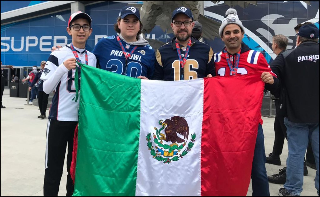 Seguridad del Mercedes-Benz trató de tirar a la basura una bandera de México