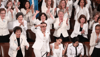 ¿Por qué las mujeres demócratas asistieron al discurso de Trump vestidas de blanco?