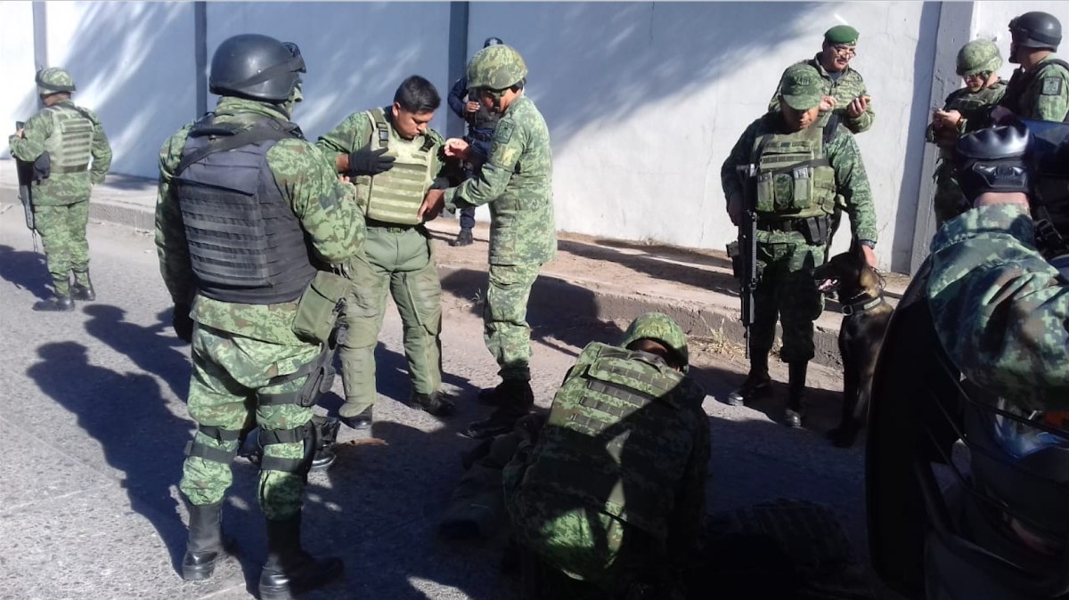 SALAMANCA, GUANAJUATO, 31ENERO2019.- Una camioneta de color naranja con un supuesto artefacto explosivo fue localizada en una de las puertas de la refinería Antonio M. AMor de Pemex, en otro punto fueron halladas mantas firmadas por el cárteL de Santa Rosa de Lima en donde supuestamente amenazan al Presidente de México, Andrés Manuel López Obrador, por los operativos que ha lanzado en el estado para combatir el robo de gasolina. Elementos del Ejercito Mexicano montaron un operativo especial para retirar la unidad, más tarde se confirmó que la supuesta bomba no representaba ningún peligro.