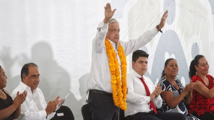 AMLO ofrece protección a quien de información para resolver caso Ayotzinapa; familiares de Abarca le piden justicia