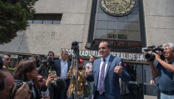 CIUDAD DE MÉXICO, 13FEBRERO2019.- Cuauhtémoc Blanco, gobernador de Morelos, acudió esta tarde a la Fiscalía General de la República para interponer denuncias en contra del ex gobernador de la entidad Graco Ramírez, la ex presidenta del DIF, Elena Cepeda de León, el ex candidato a gobernador Rodrigo Gayosso por supuestos hechos de evasión fiscal, delincuencia organizada y uso de recursos de procedencia ilícita.